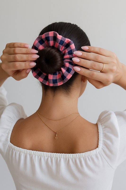 Scrunchie cuadros rosa y azul