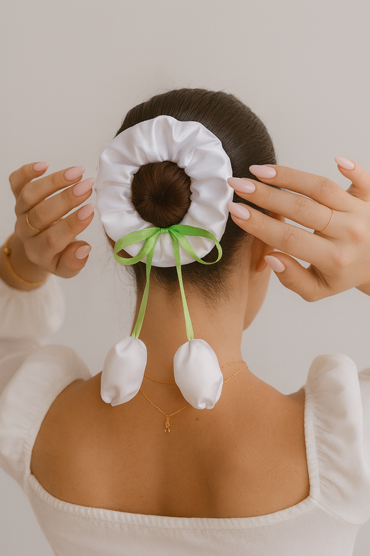 Scrunchie Seda Francia con Capullos blanca